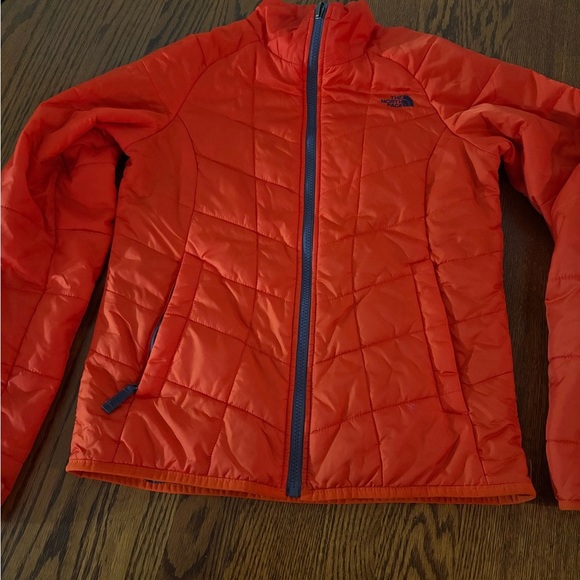 The North Face Women's Bright Red Puffer Jacket - Picture 4 of 8